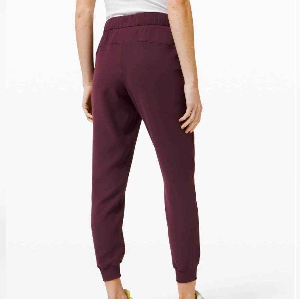 Lululemon On the Fly Jogger *Luxtreme 25" Cassis